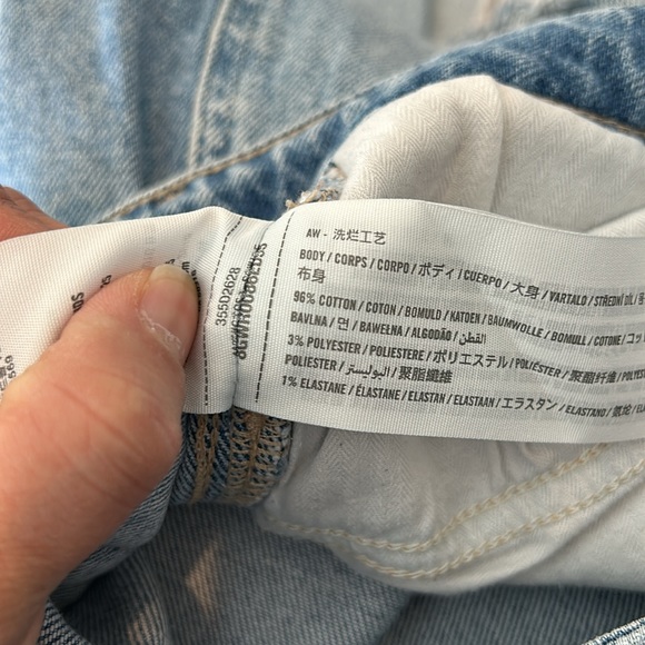 Hollister Curvy Ultra High Rise Mom Jeans Distressed Light Wash Raw Hem - Picture 9 of 9